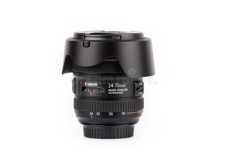 里加，拉脱维亚- 2018年3月05日：特写镜头佳能变焦镜头E-F 24-70mm f/4L是在白色背景隔绝的USM 库存图片