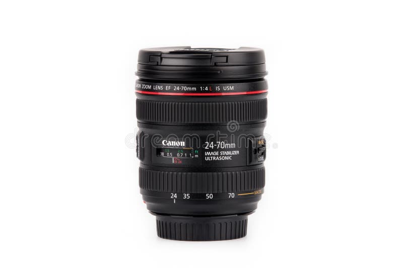 里加，拉脱维亚- 2018年3月05日：特写镜头佳能变焦镜头E-F 24-70mm f/4L是在白色背景隔绝的USM 库存图片