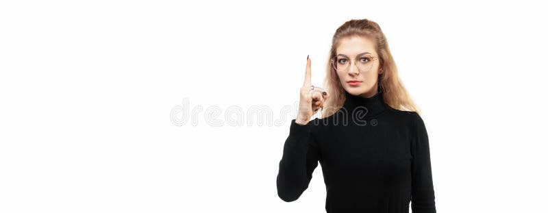 金发女孩感觉像个天才，骄傲地举着食指在空中，因为她发现了一个很棒的主意，说“尤里卡” 免版税库存照片