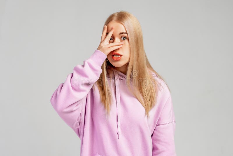 金发女孩的脸色很焦虑，穿着休闲服的人吓得不可开交 免版税图库摄影