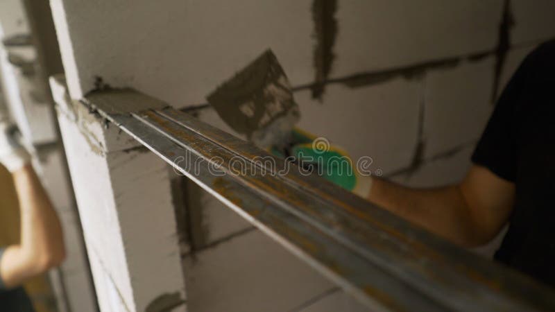 金属型材施胶施工工人. 库存照片