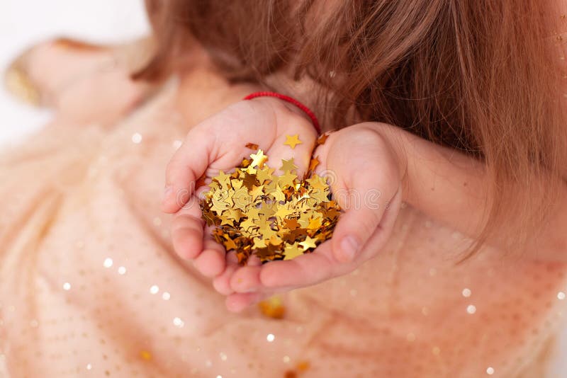 金星闪耀在孩子的手和手掌上 孩子们手里拿着闪亮的金星纸屑 喜庆的彩屑星 库存图片 金星闪耀在孩子的手和手掌上 孩子们手里拿着闪亮的金星纸屑 喜庆的彩屑星 库存图片
