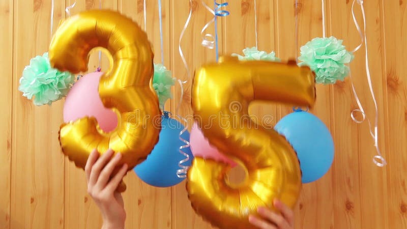 金色三十五三五气球生日快乐概念