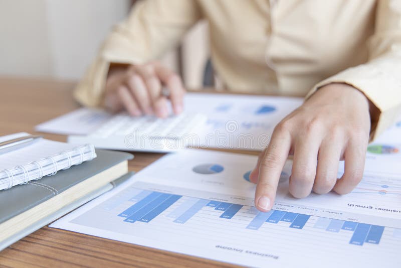 金融业女性计算企业所得税数据及分析状况良好的金融股票图表 免版税库存图片