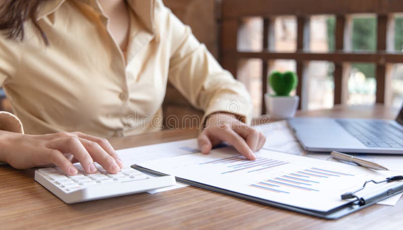 金融业女性计算企业所得税数据及分析状况良好的金融股票图表 免版税库存照片