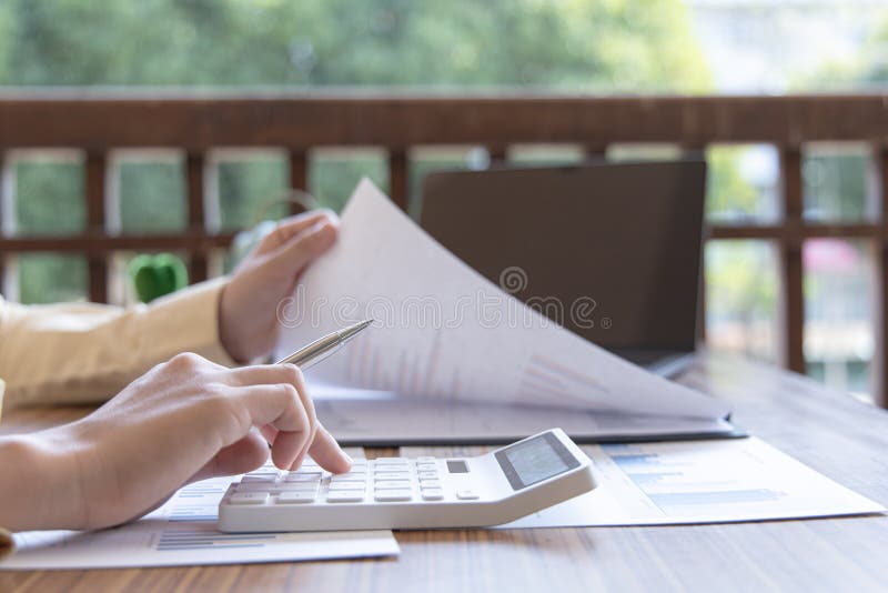 金融业女性计算企业所得税数据及分析状况良好的金融股票图表. 金融业女性计算企业所得税数据，分析与金融和会计行业增长和进步投资状况良好的金融股票图表