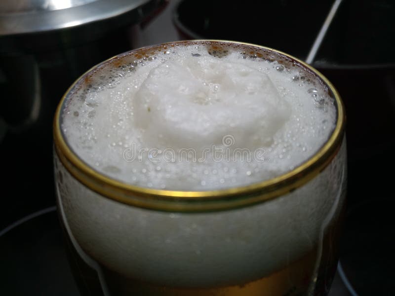 金边的玻璃用新鲜的泡沫的啤酒. 关闭视图