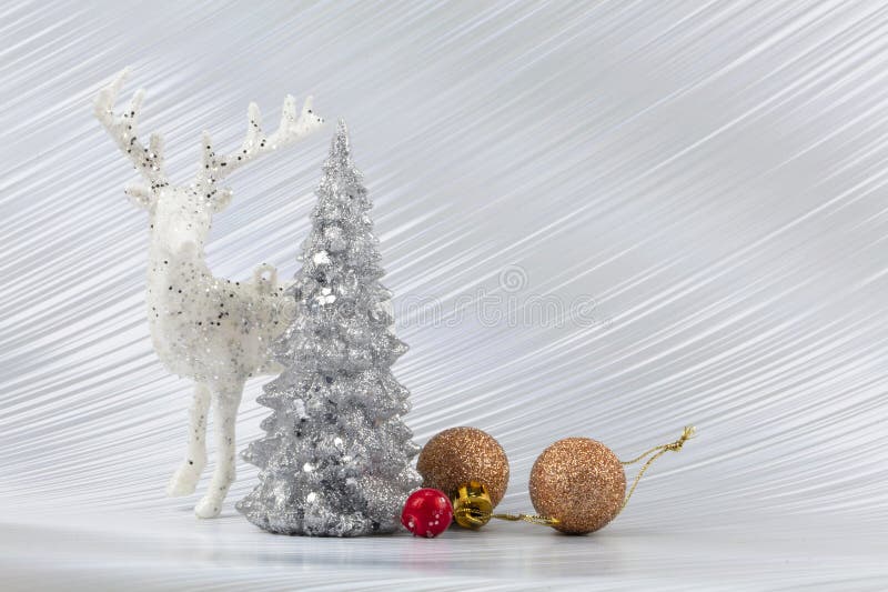 银雪树和金过渡装饰鹿的圣诞或新年背景 免版税库存图片
