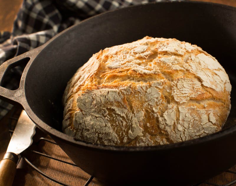 铸铁荷兰烤炉中的脆圆面包