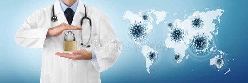 锁定概念医生手持挂锁，挂在世界地图上，蓝色背景中的冠状病毒符号图标，复制空间和