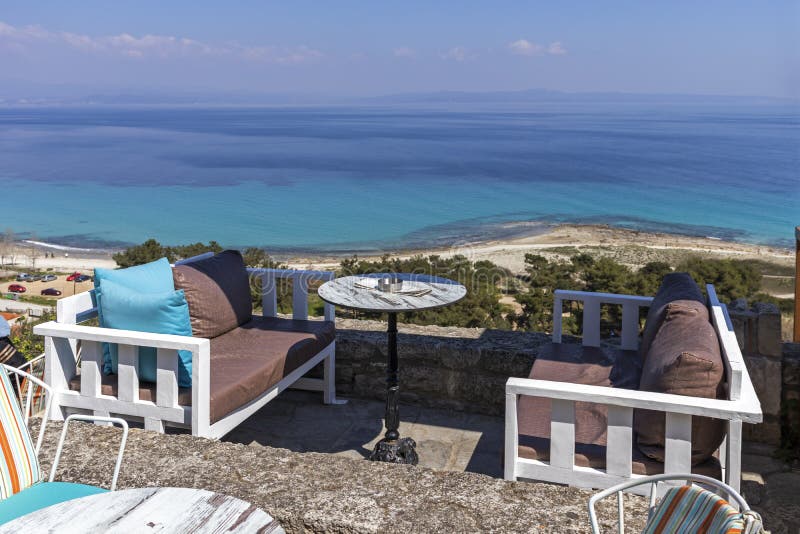 镇Afytos，Kassandra，哈尔基季基州，希腊海岸线的典型的希腊餐馆 库存照片