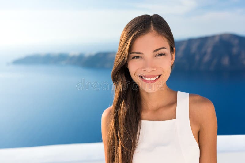 阳光下微笑的美丽亚洲女青年肖像. 夏日欧洲户外的华人白人模特