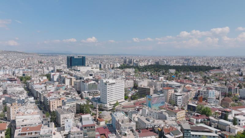 阳光明媚的大都市的空中观. 旅游目的地城镇公寓楼. 安塔利亚