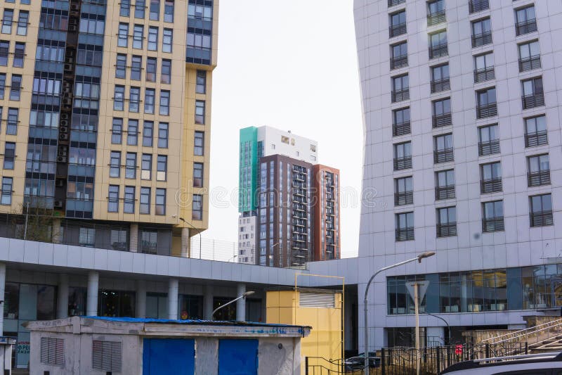 阴天的住宅多层建筑正面 免版税库存照片