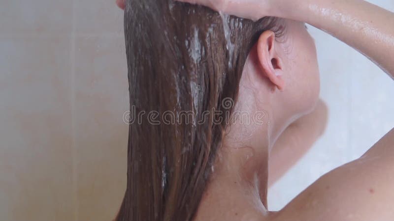 阵雨洗涤的头发的，慢动作录影妇女