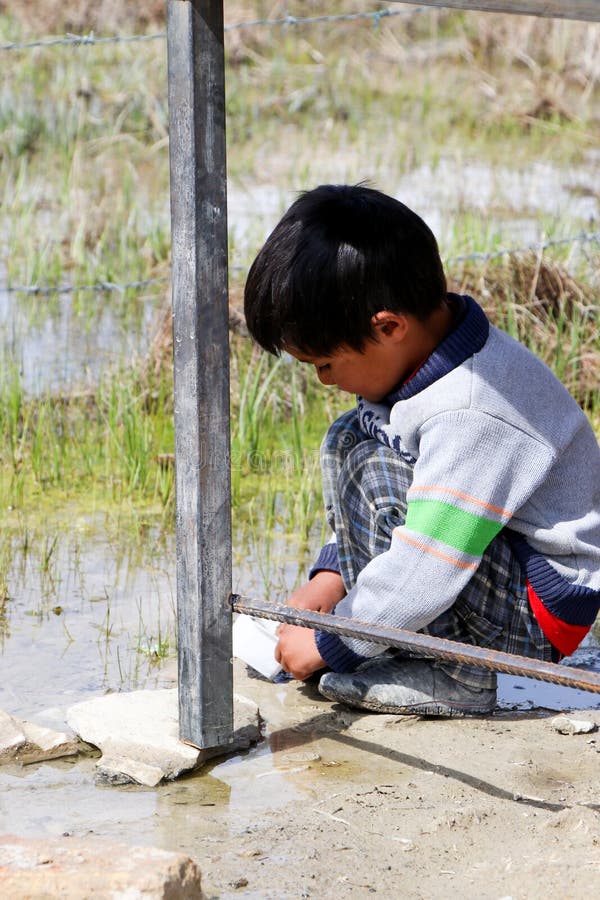 阿富汗巴米扬街上的村庄孩子们 免版税图库摄影