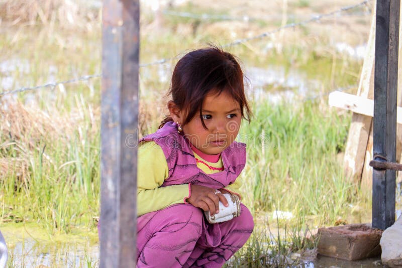 阿富汗在街道的村庄孩子在Bamyan 免版税库存图片