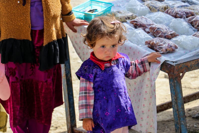 阿富汗在街道的村庄孩子在Bamyan 库存照片