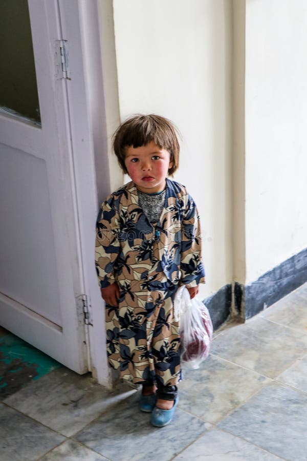 阿富汗在街道的村庄孩子在Bamyan 库存图片