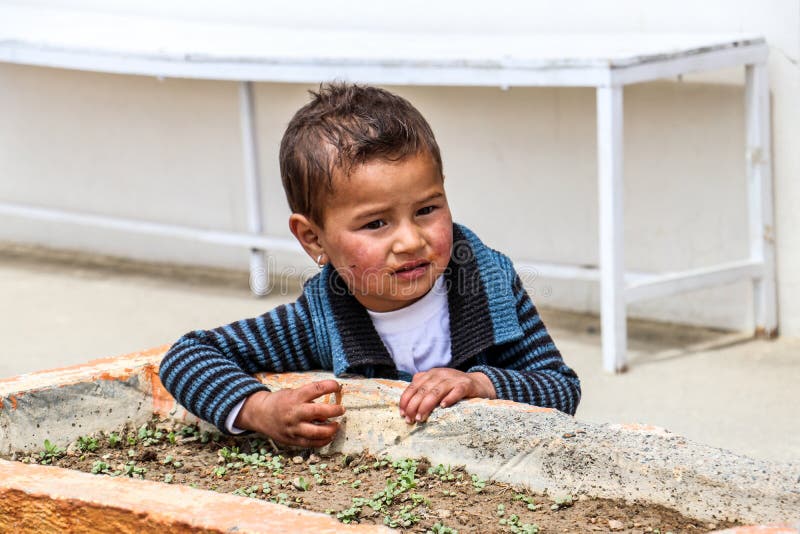 阿富汗巴米扬街上的村庄孩子们 库存图片