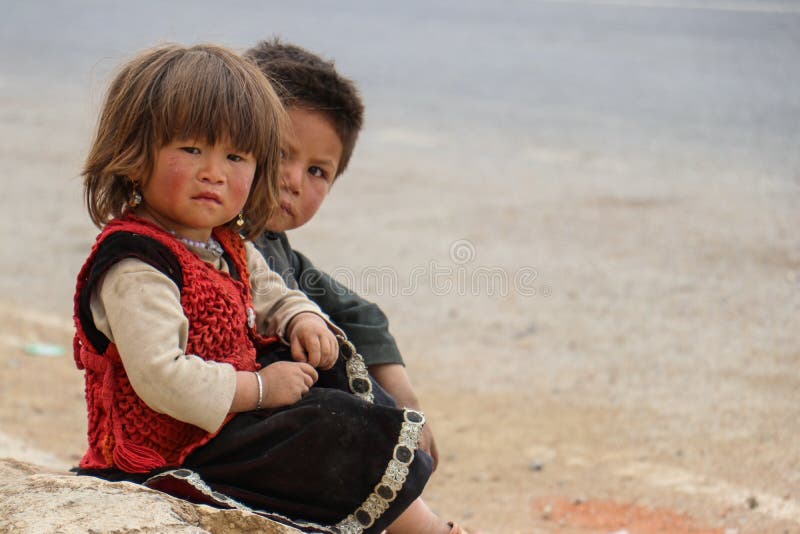 阿富汗在街道的村庄孩子在Bamyan 免版税库存图片