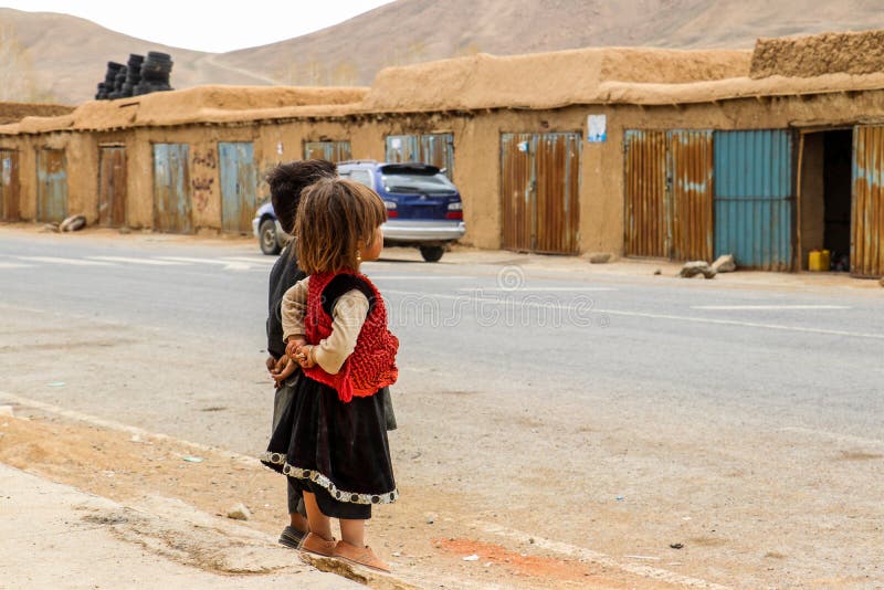 阿富汗在街道的村庄孩子在Bamyan 库存照片