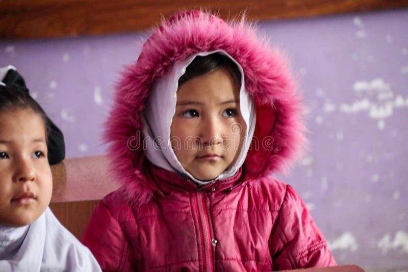 阿富汗北部乡村学校的孩子们 免版税图库摄影