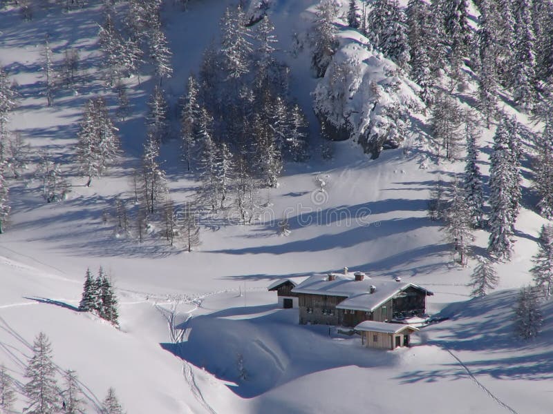 阿尔卑斯瑞士山中的牧人小屋冬天