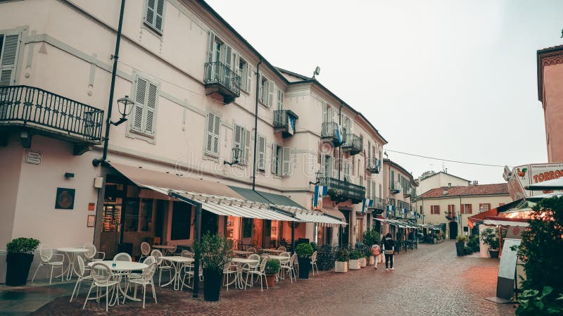 阿尔巴意大利10月27日2024 : alba意大利迷人的街道在清静的早晨设有咖啡馆和户外座位 库存图片