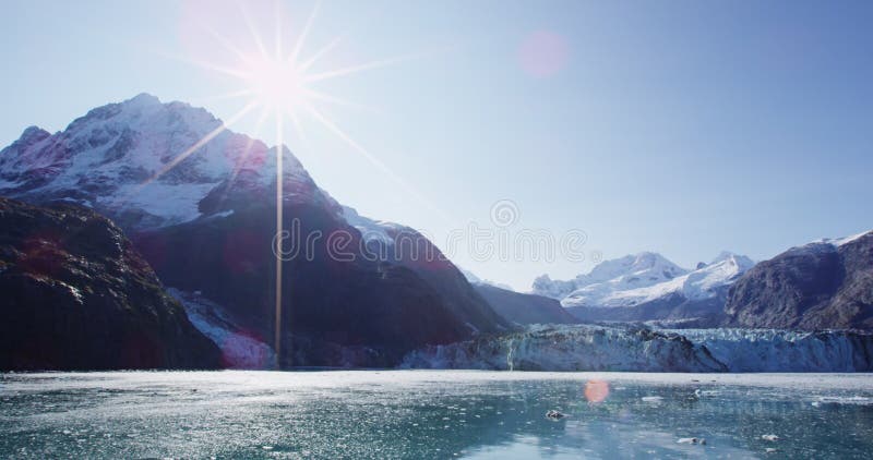 阿拉斯加冰川湾景观与约翰霍普金斯冰川和山脉