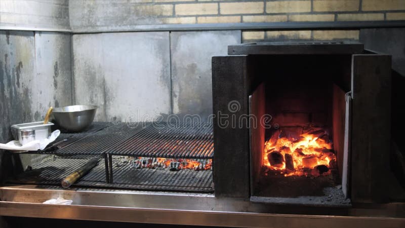 阿根廷格栅 烤肉的火和格栅准备在餐馆 牛排餐厅，神户牛肉，ribeye牛排，a