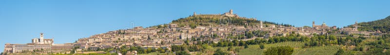 阿西西，意大利最美丽的城镇之一。从地面看村庄的天际线 库存照片