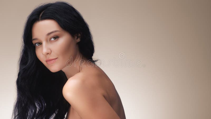 雅致的亚洲长黑发女子 免版税库存照片