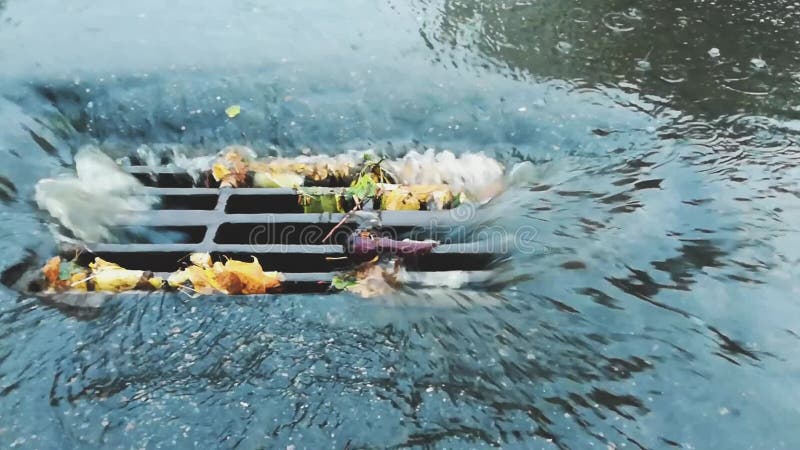 雨水从道路排入带格栅的雨水收集器 排水主渠