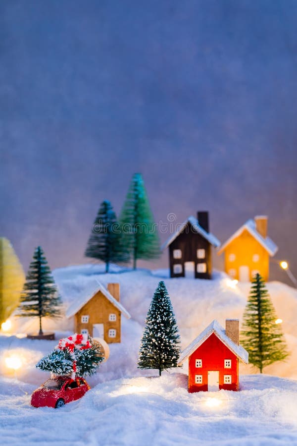 雪上的小木屋村，圣诞装饰背景模糊，色调 库存图片