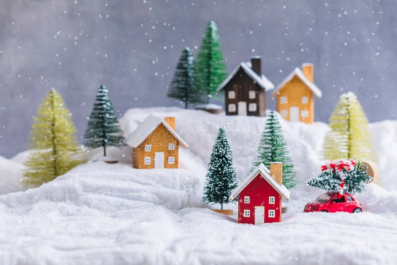 雪上的小木屋村，圣诞装饰背景模糊，色调 免版税库存图片