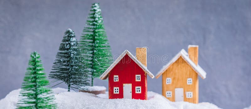 雪上的小木屋村，圣诞装饰背景模糊，色调 库存照片