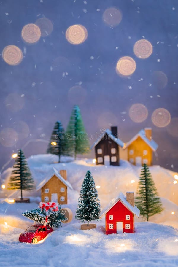雪上的小木屋村，圣诞装饰背景模糊，色调 免版税图库摄影