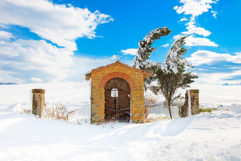 雪和结构树包括的托斯卡纳、教堂在冬天。 意大利 库存图片 雪和结构树包括的托斯卡纳、教堂在冬天。 意大利 库存图片