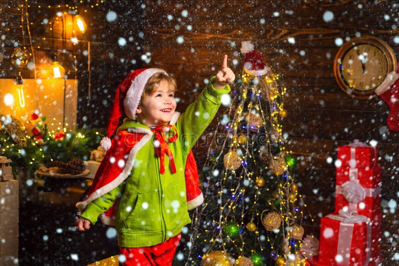 雪地里的圣诞孩子 充满欢乐和爱的家 今年圣诞节,祝你的家人 圣诞快乐 免版税库存照片 雪地里的圣诞孩子 充满欢乐和爱的家 今年圣诞节,祝你的家人 圣诞快乐 免版税库存照片