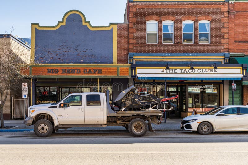 加拿大，雷韦尔斯托克 – 2021年3月16日：小镇街道景观，有历史建筑和现代汽车，初春时节 免版税库存照片