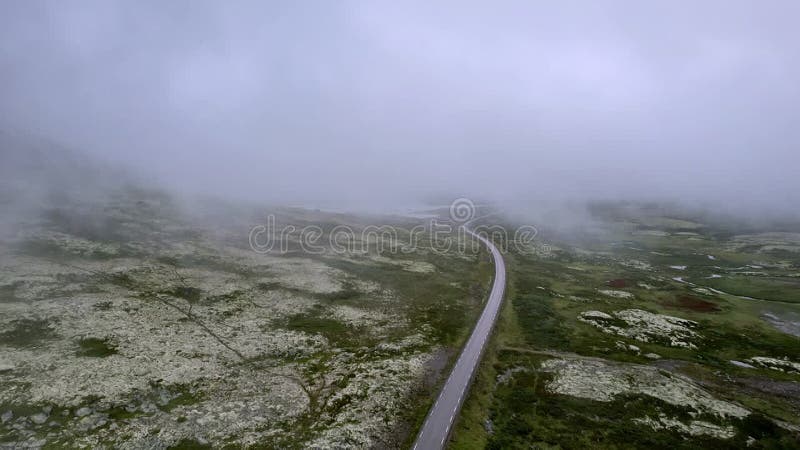 雾天在绕山公路上飞行的汽车