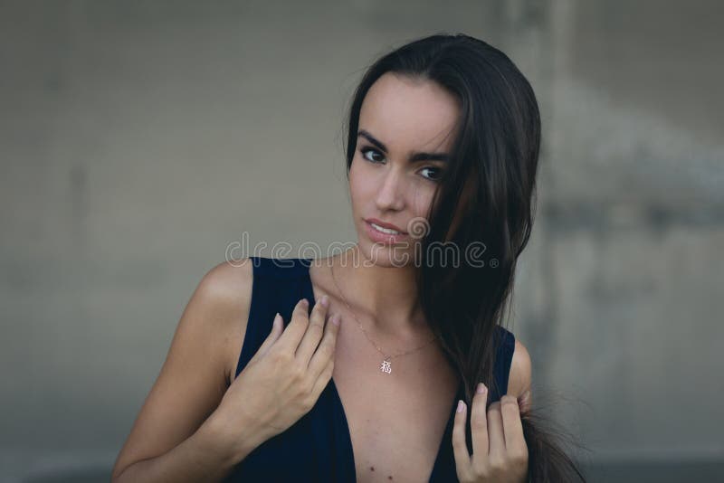露天快乐的黑发少女特写 背景中的混凝土墙 免版税库存照片 露天快乐的黑发少女特写 背景中的混凝土墙 免版税库存照片
