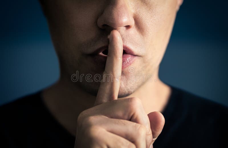 静静! 男人的秘密. 嘘. 手指和嘴. 无声的保密手势. 唇封. 言论自由. 库存图片.