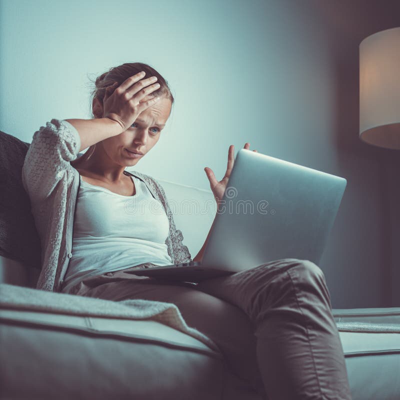 é žå¸¸ç–²æƒ«çš„å¹´è½»å¥³äººï¼Œæ­£åœ¨ç‡ƒçƒ§ä¸­æ²¹ã€‚é žå¸¸ç–²æƒ«çš„å¹´è½»å¥³äººï¼Œæ­£åœ¨çƒ§ç €ä