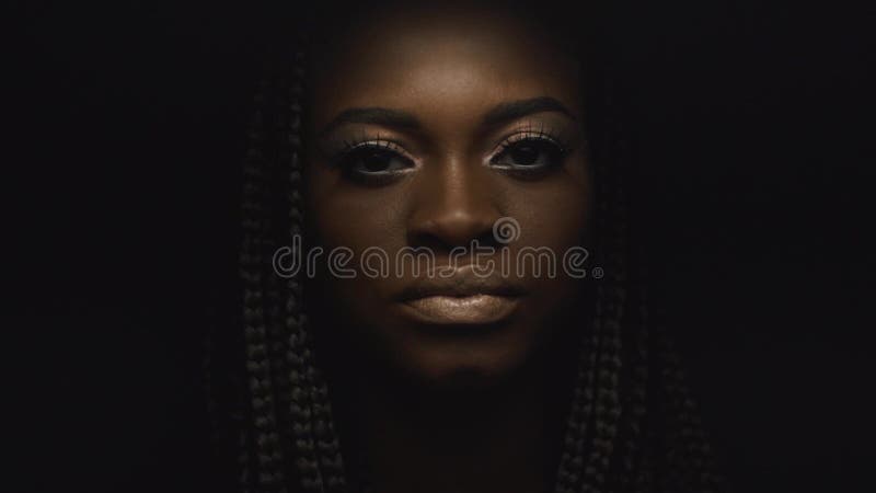 年轻非裔美国人的女性模型超现实的特写镜头画象与金子光滑的构成的 面孔艺术 秀丽蓝色聪慧的概念表面方式构成妇女
