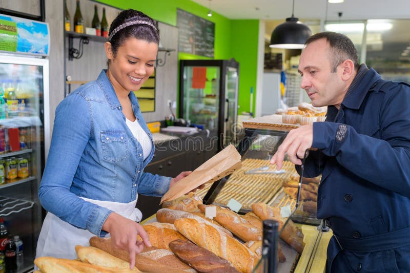 面包店客户挑面包 库存照片