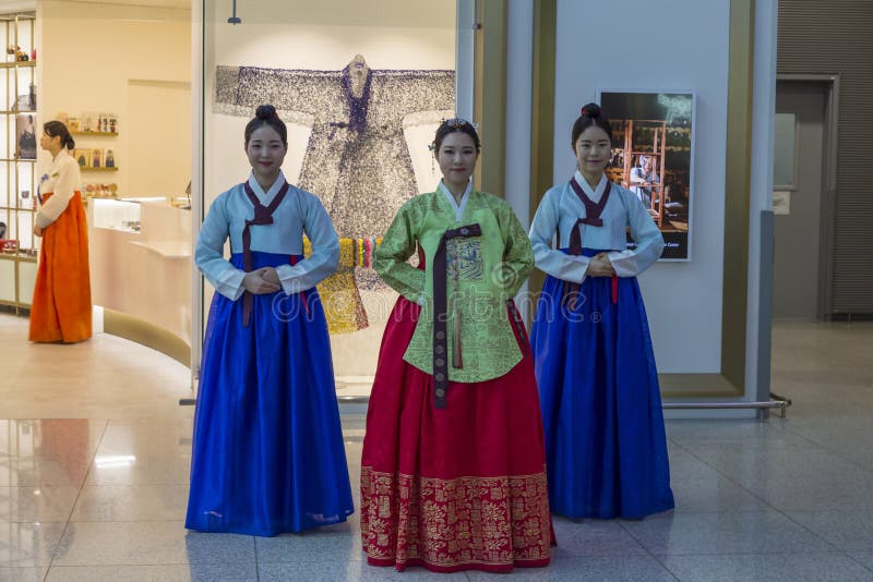 韩国，仁川国际机场 - 在na的色彩缤纷的表演 库存照片