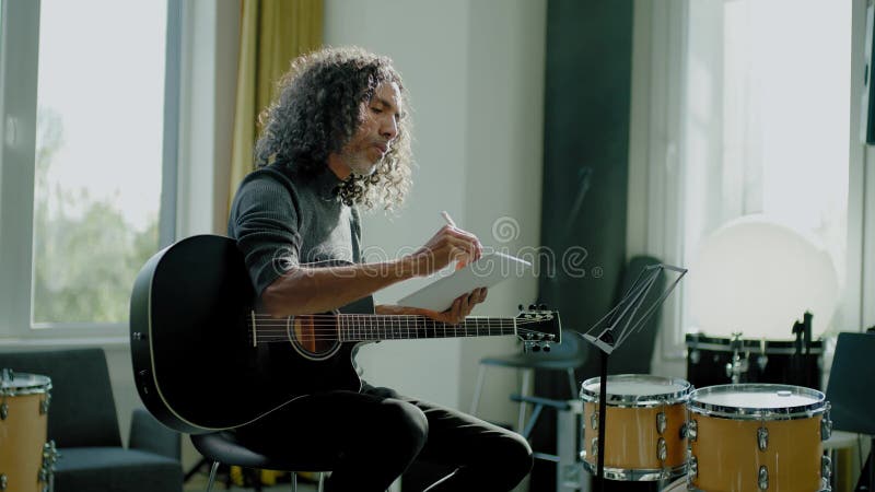 音乐家在录音室创作音乐 影视素材