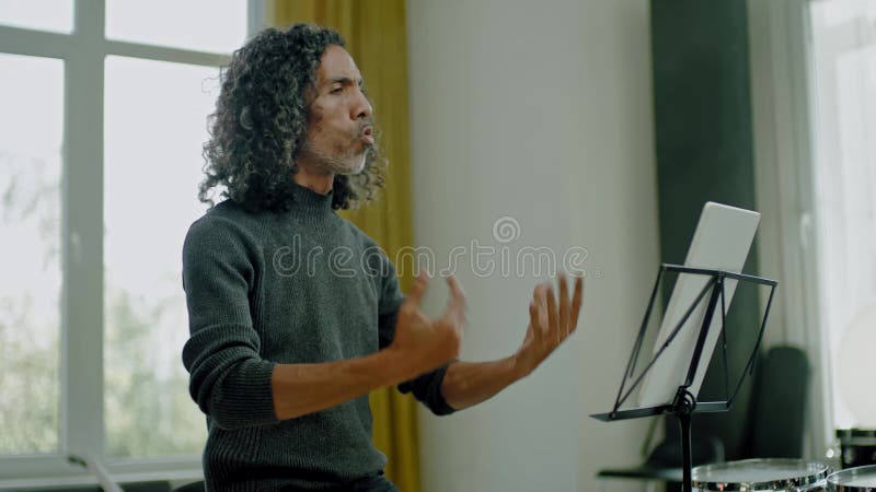 音乐家通过视频通话与学生远距离交流. 股票视频